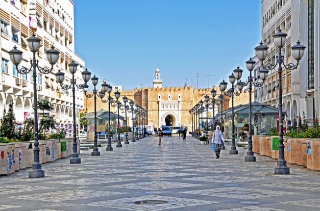 Piazza, città, edifici, lampioni, architettura, spazio urbano.