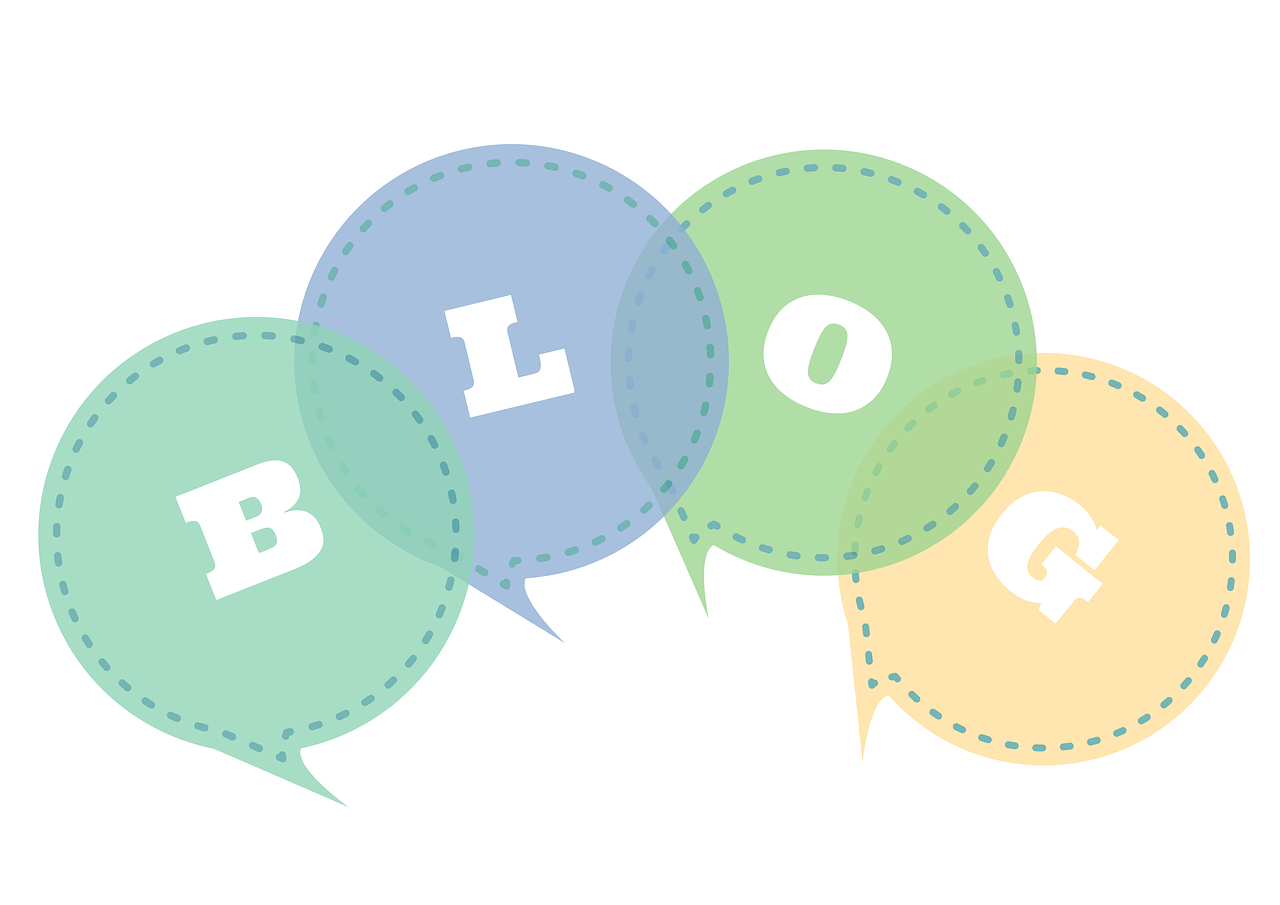 Illustrazione con quattro fumetti colorati contenenti le lettere della parola "BLOG", simbolo di blogging e marketing digitale.