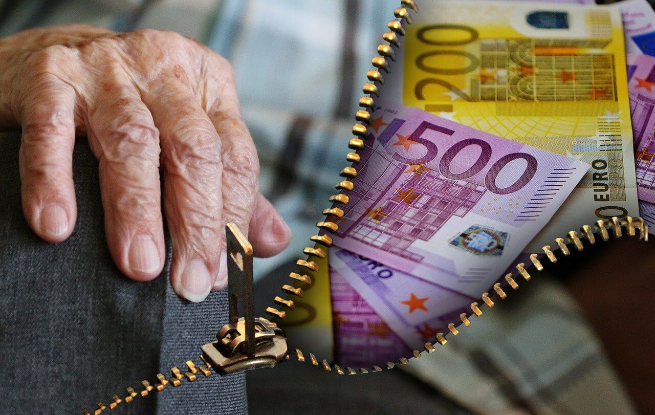 Mano di un anziano con una cerniera che rivela banconote in euro, simbolo di pensione e sicurezza finanziaria nella terza età.